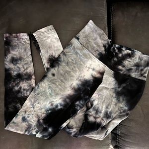 Black and white tie dye leggings!